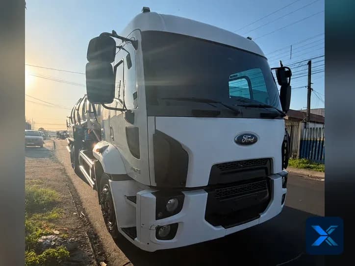 Ford Cargo 2429 com equipamento vácuo tanque limpa fossa