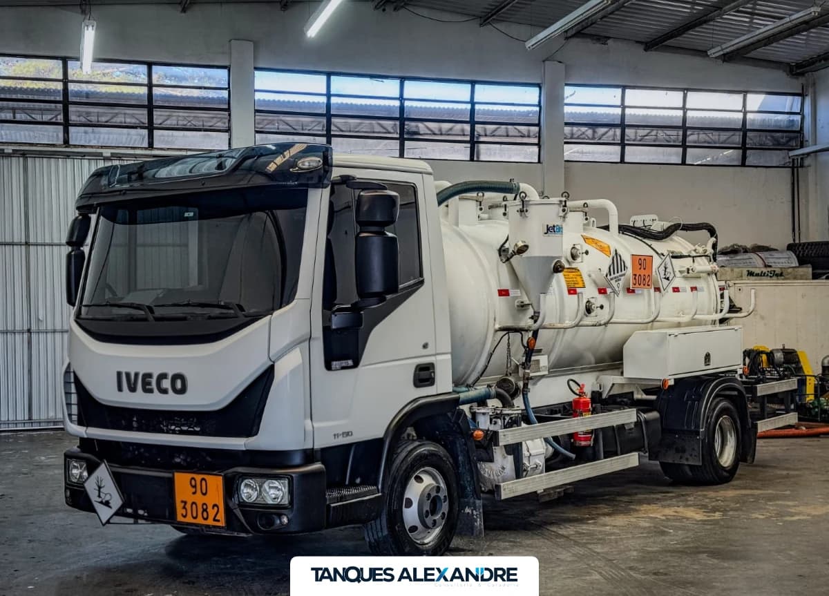 Iveco 11-190 com equipamento limpa fossa combinado